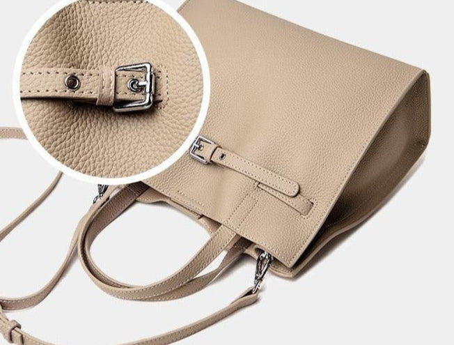 A Bolsa em Couro Aurora é uma peça sofisticada, elegante e prática, ideal para quem busca um acessório versátil que combina com diversas ocasiões.