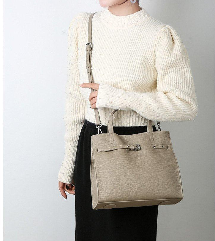 A Bolsa em Couro Aurora é uma peça sofisticada, elegante e prática, ideal para quem busca um acessório versátil que combina com diversas ocasiões.