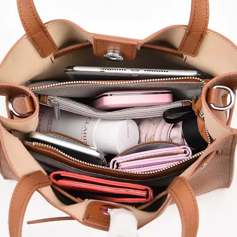 A Bolsa em Couro Aurora é uma peça sofisticada, elegante e prática, ideal para quem busca um acessório versátil que combina com diversas ocasiões.