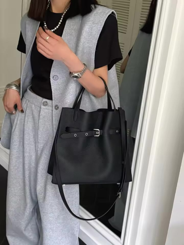 A Bolsa em Couro Aurora é uma peça sofisticada, elegante e prática, ideal para quem busca um acessório versátil que combina com diversas ocasiões.