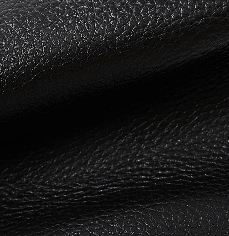 A Bolsa em Couro Clara é a escolha perfeita para mulheres modernas que procuram uma combinação de espaço e estilo.