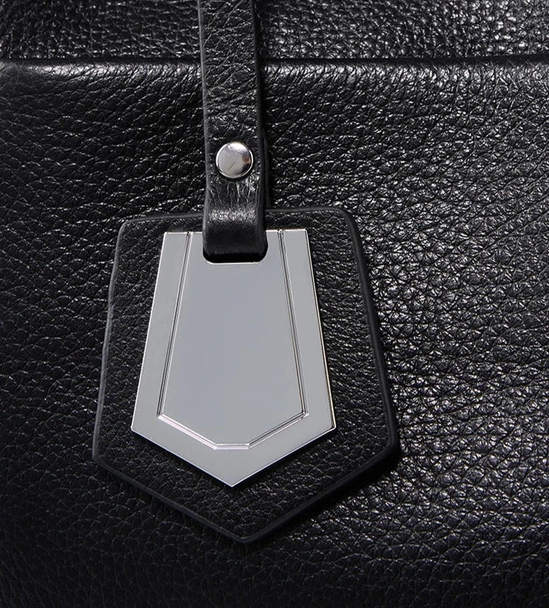 A Bolsa em Couro Clara é a escolha perfeita para mulheres modernas que procuram uma combinação de espaço e estilo.