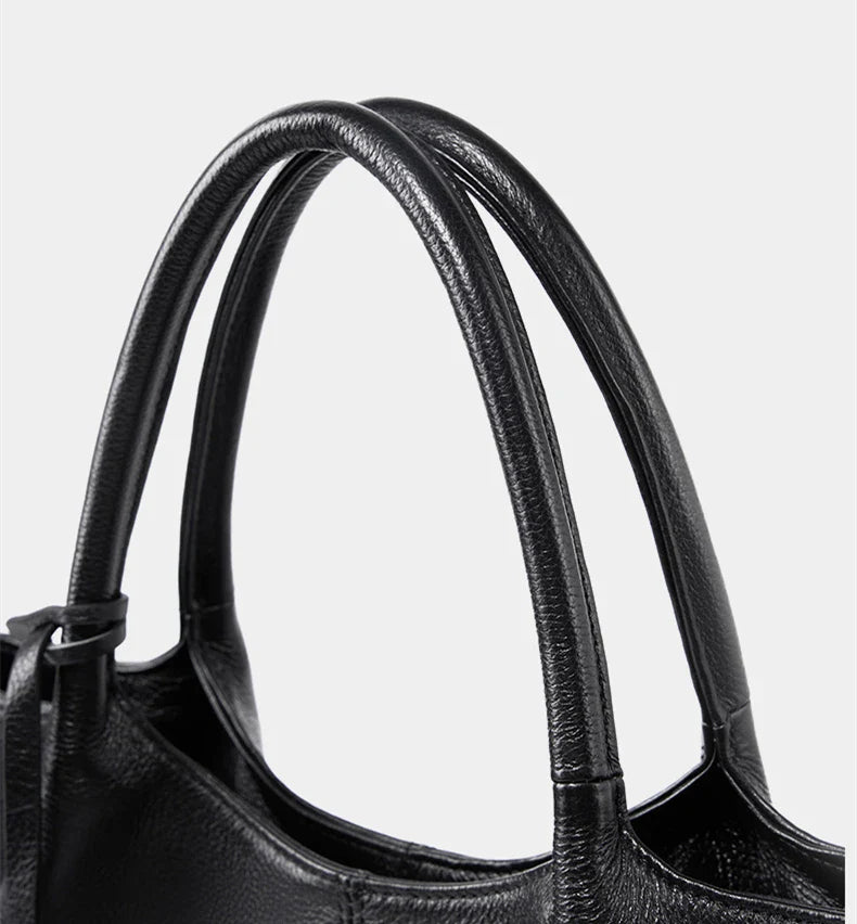 A Bolsa em Couro Clara é a escolha perfeita para mulheres modernas que procuram uma combinação de espaço e estilo.