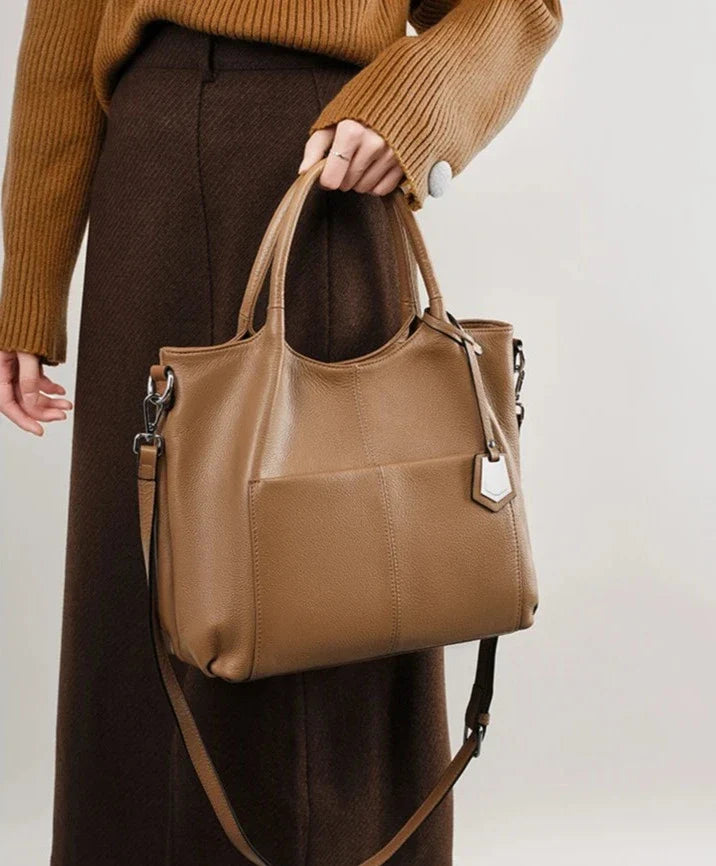 A Bolsa em Couro Clara é a escolha perfeita para mulheres modernas que procuram uma combinação de espaço e estilo.