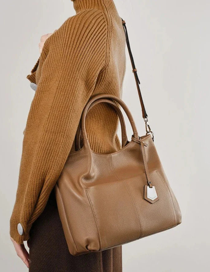 A Bolsa em Couro Clara é a escolha perfeita para mulheres modernas que procuram uma combinação de espaço e estilo.