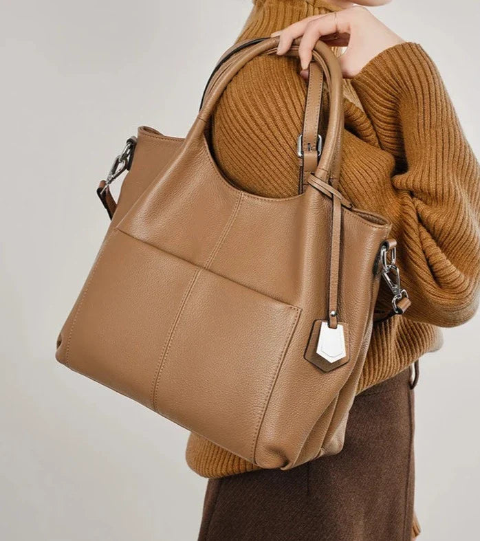 A Bolsa em Couro Clara é a escolha perfeita para mulheres modernas que procuram uma combinação de espaço e estilo.