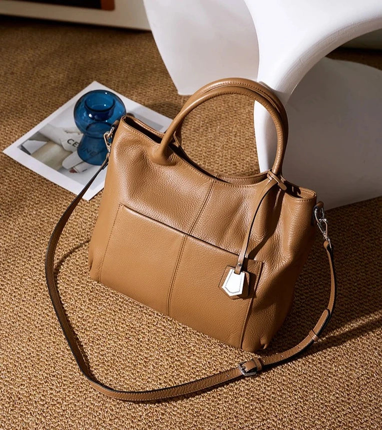 A Bolsa em Couro Clara é a escolha perfeita para mulheres modernas que procuram uma combinação de espaço e estilo.