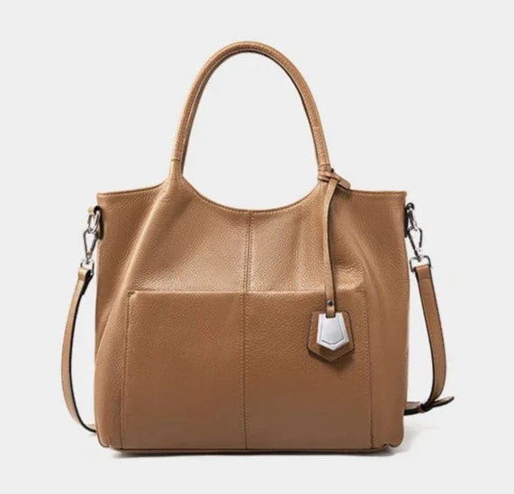 A Bolsa em Couro Clara é a escolha perfeita para mulheres modernas que procuram uma combinação de espaço e estilo.