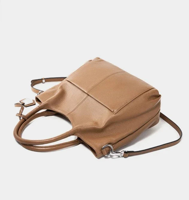 A Bolsa em Couro Clara é a escolha perfeita para mulheres modernas que procuram uma combinação de espaço e estilo.