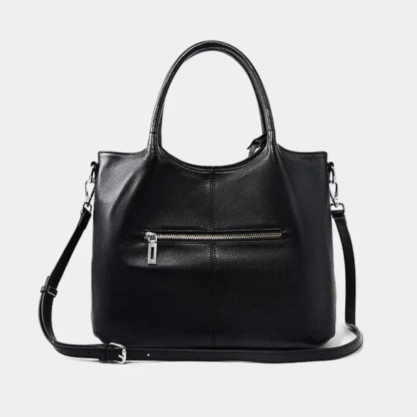 A Bolsa em Couro Clara é a escolha perfeita para mulheres modernas que procuram uma combinação de espaço e estilo.