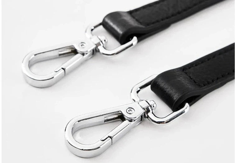 A Bolsa em Couro Clara é a escolha perfeita para mulheres modernas que procuram uma combinação de espaço e estilo.