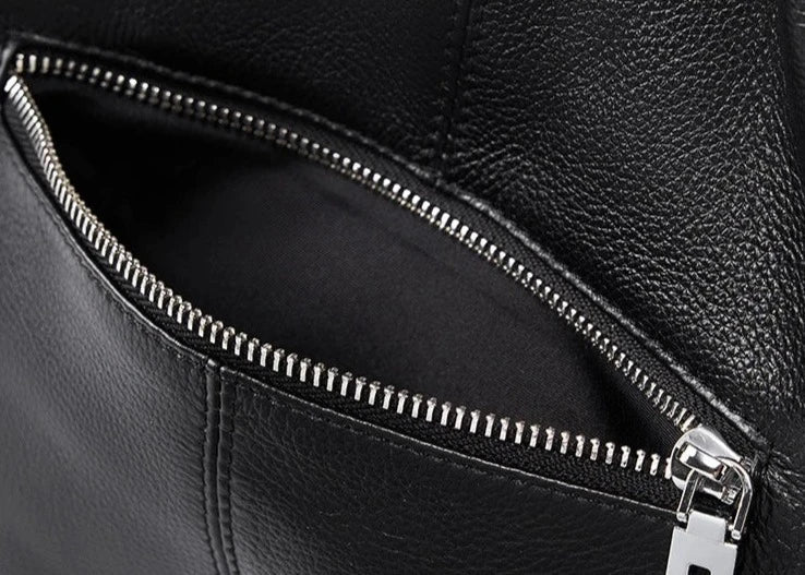 A Bolsa em Couro Clara é a escolha perfeita para mulheres modernas que procuram uma combinação de espaço e estilo.