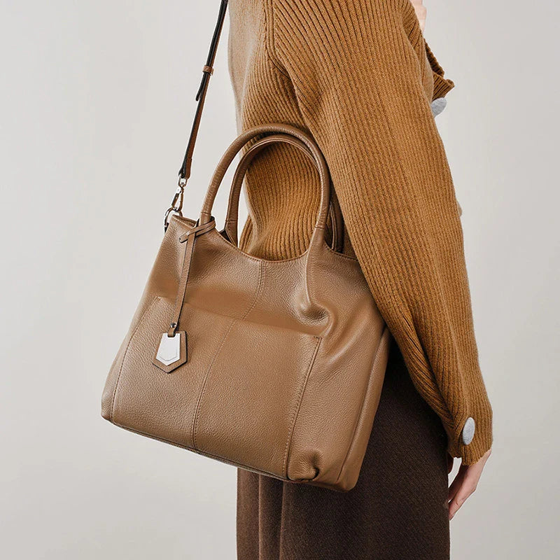 A Bolsa em Couro Clara é a escolha perfeita para mulheres modernas que procuram uma combinação de espaço e estilo.