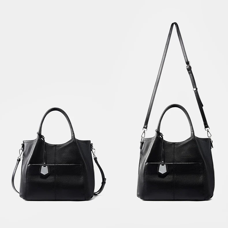 A Bolsa em Couro Clara é a escolha perfeita para mulheres modernas que procuram uma combinação de espaço e estilo.