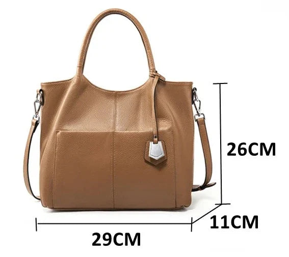 A Bolsa em Couro Clara é a escolha perfeita para mulheres modernas que procuram uma combinação de espaço e estilo.