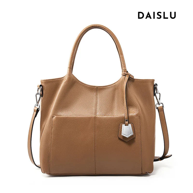 A Bolsa em Couro Clara é a escolha perfeita para mulheres modernas que procuram uma combinação de espaço e estilo.