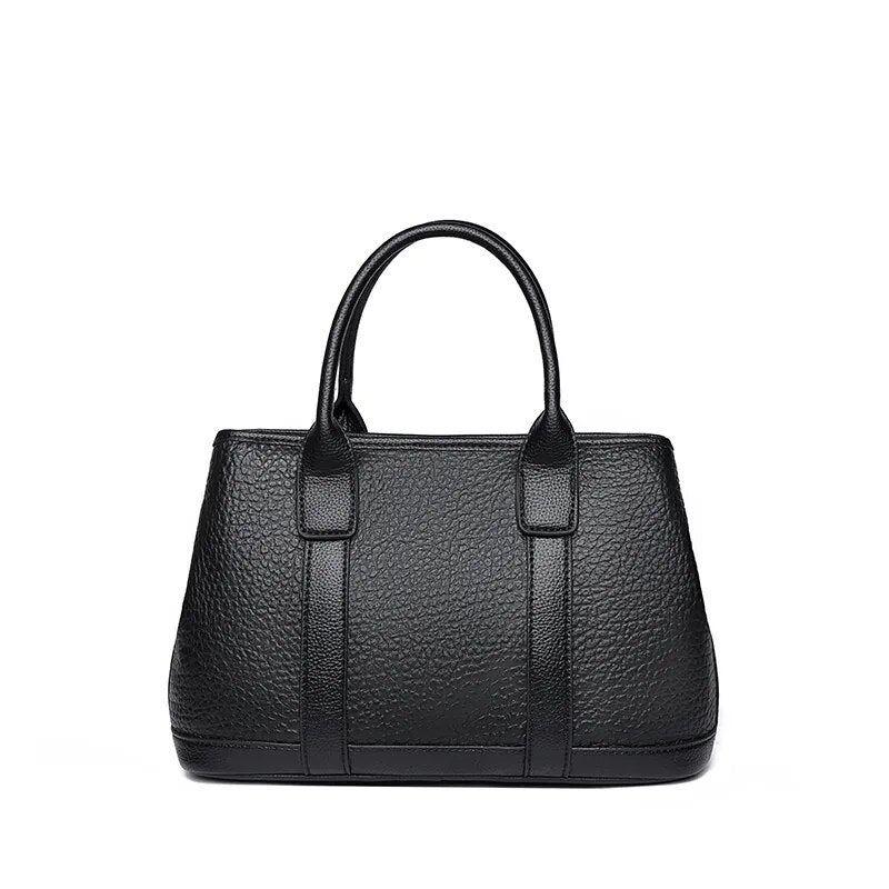 a Bolsa em Couro Liz, uma peça versátil que une sofisticação, modernidade e praticidade em um único acessório.