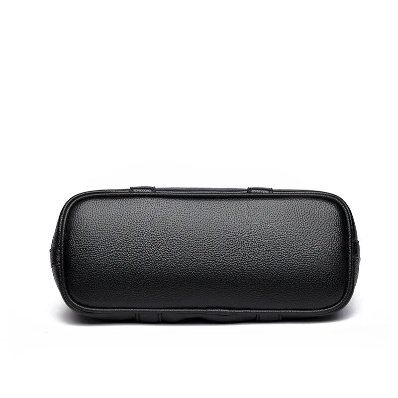 a Bolsa em Couro Liz, uma peça versátil que une sofisticação, modernidade e praticidade em um único acessório.