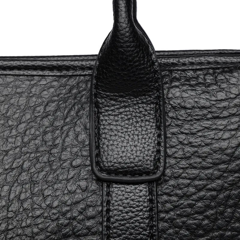 a Bolsa em Couro Liz, uma peça versátil que une sofisticação, modernidade e praticidade em um único acessório.