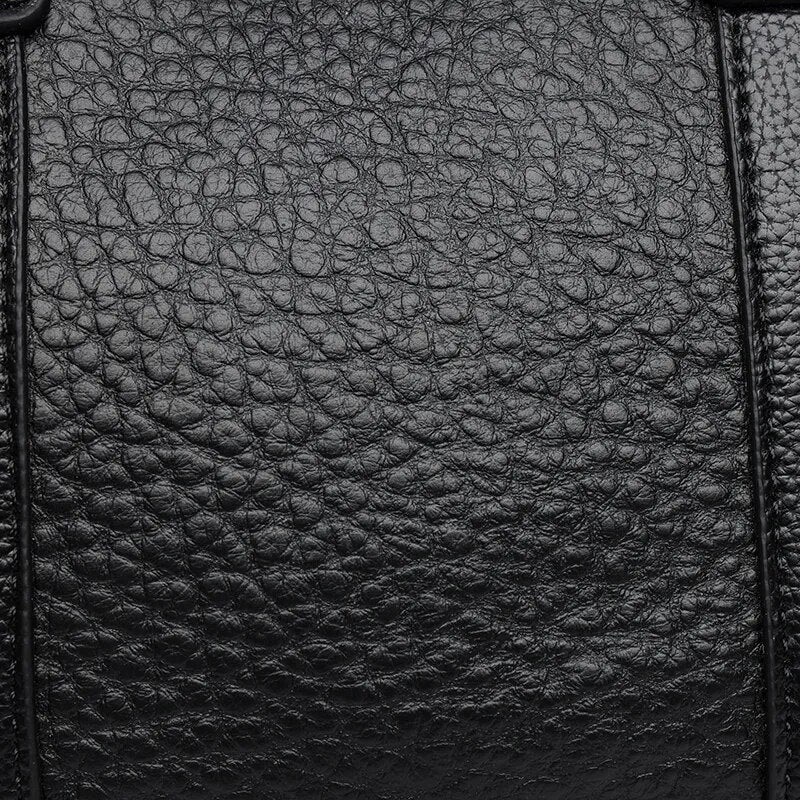 a Bolsa em Couro Liz, uma peça versátil que une sofisticação, modernidade e praticidade em um único acessório.