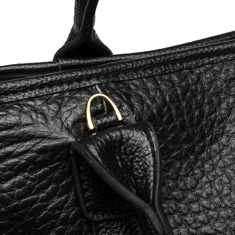 a Bolsa em Couro Liz, uma peça versátil que une sofisticação, modernidade e praticidade em um único acessório.