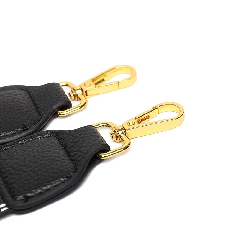 a Bolsa em Couro Liz, uma peça versátil que une sofisticação, modernidade e praticidade em um único acessório.