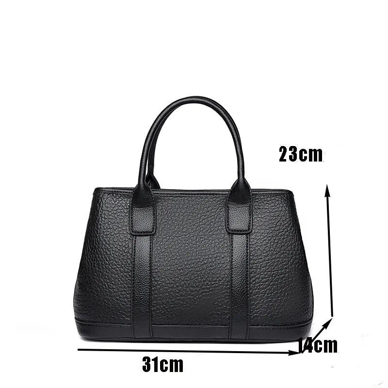 a Bolsa em Couro Liz, uma peça versátil que une sofisticação, modernidade e praticidade em um único acessório.