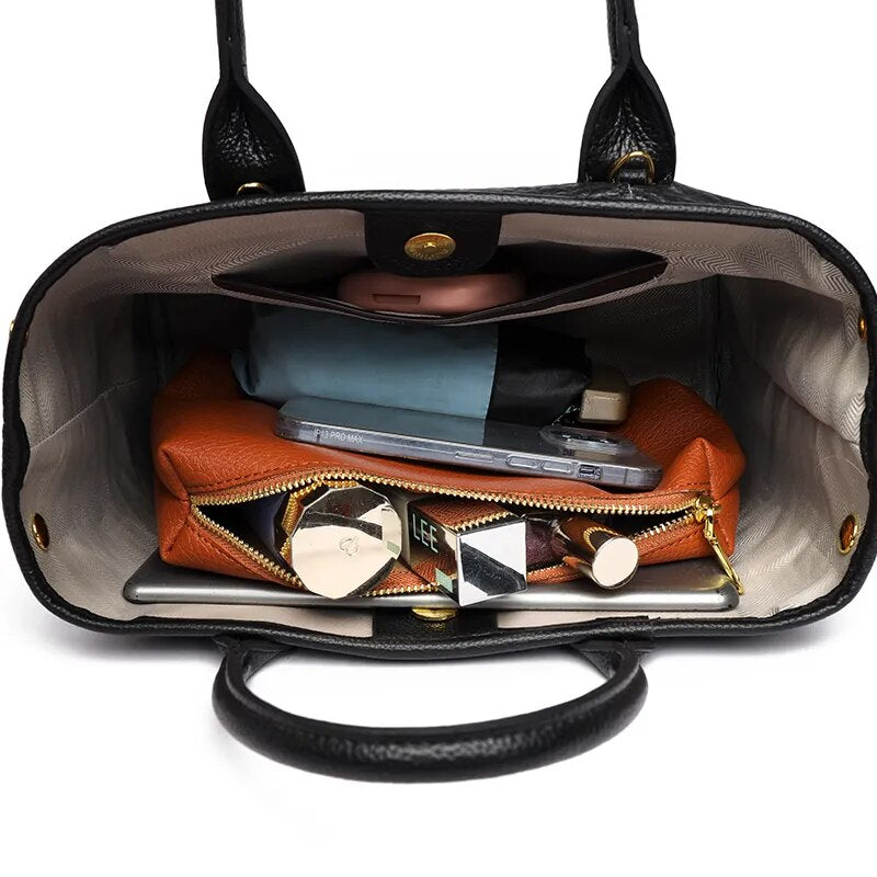 a Bolsa em Couro Liz, uma peça versátil que une sofisticação, modernidade e praticidade em um único acessório.