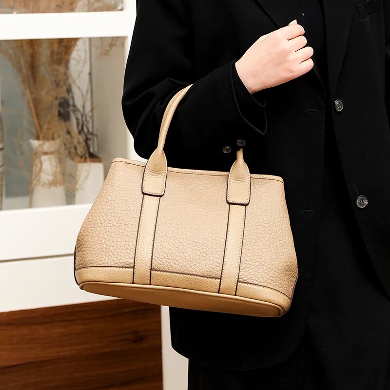 a Bolsa em Couro Liz, uma peça versátil que une sofisticação, modernidade e praticidade em um único acessório.