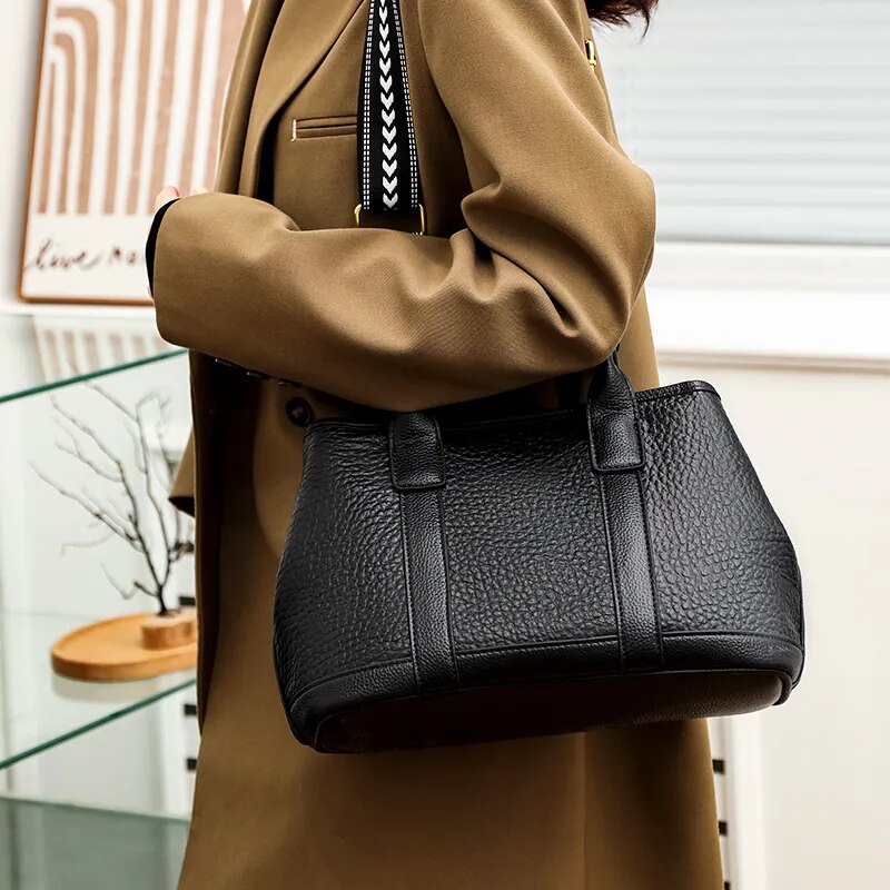 a Bolsa em Couro Liz, uma peça versátil que une sofisticação, modernidade e praticidade em um único acessório.