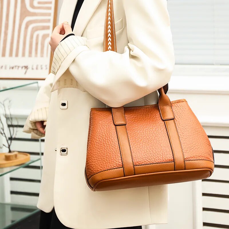 a Bolsa em Couro Liz, uma peça versátil que une sofisticação, modernidade e praticidade em um único acessório.