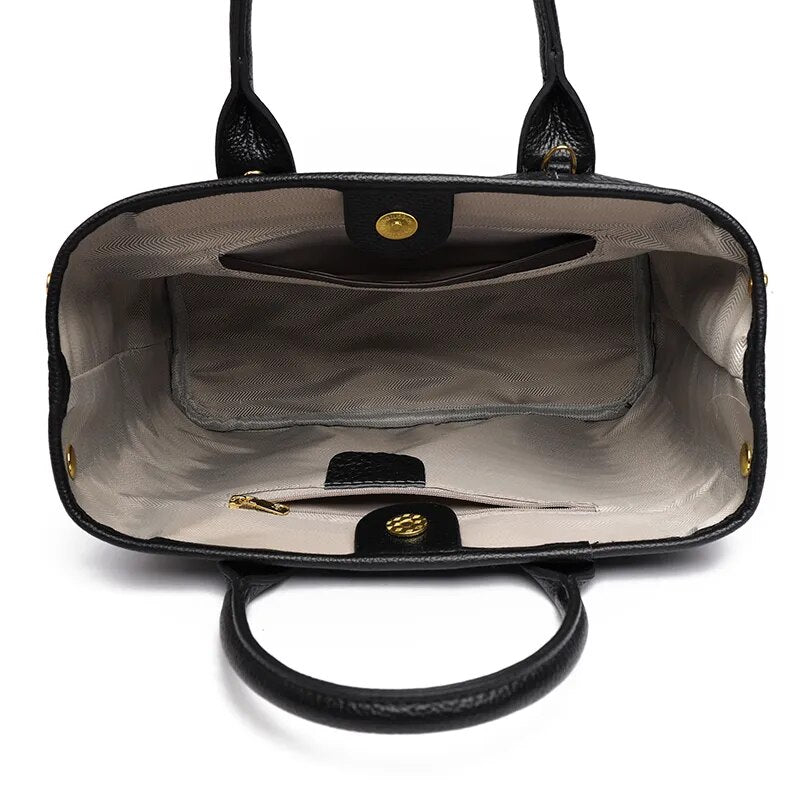 a Bolsa em Couro Liz, uma peça versátil que une sofisticação, modernidade e praticidade em um único acessório.