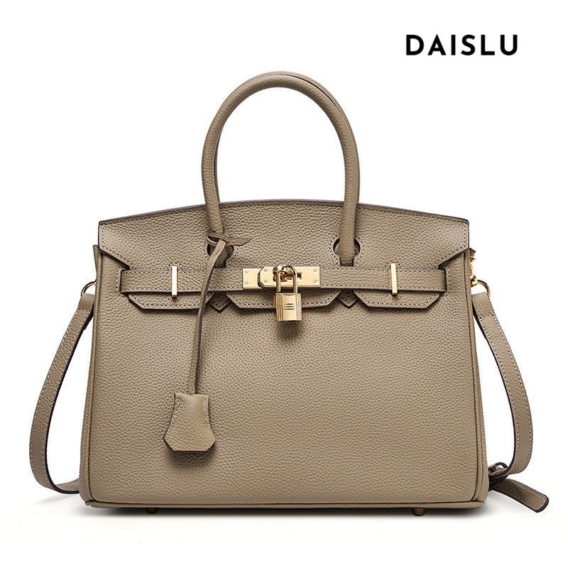 Bolsa Rafa em couro legítimo, média e versátil. Design clássico, elegante e funcional, pode ser usada na mão, no ombro ou como bolsa transversal.