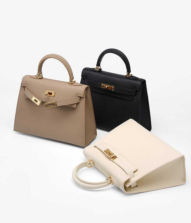 Bolsa Helena em couro legítimo, pequena, elegante e durável. Design clássico inspirado em Grace Kelly, perfeita para quem busca sofisticação atemporal.