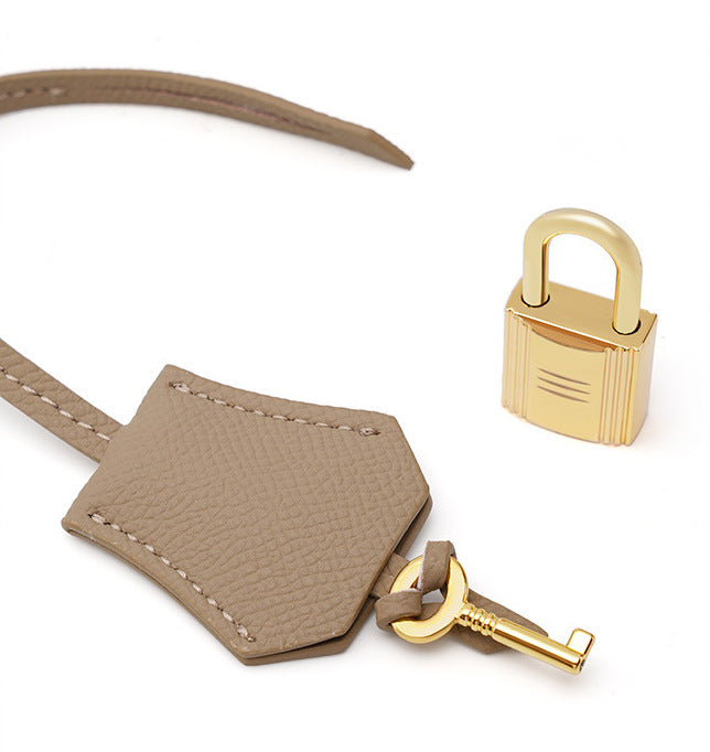 Bolsa Helena em couro legítimo, pequena, elegante e durável. Design clássico inspirado em Grace Kelly, perfeita para quem busca sofisticação atemporal.