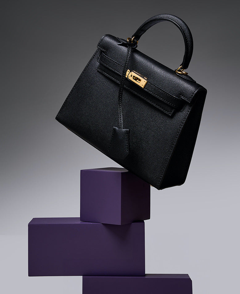 Bolsa Helena em couro legítimo, pequena, elegante e durável. Design clássico inspirado em Grace Kelly, perfeita para quem busca sofisticação atemporal.