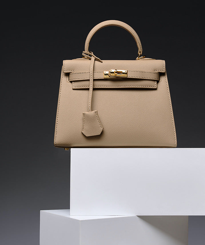 Bolsa Helena em couro legítimo, pequena, elegante e durável. Design clássico inspirado em Grace Kelly, perfeita para quem busca sofisticação atemporal.