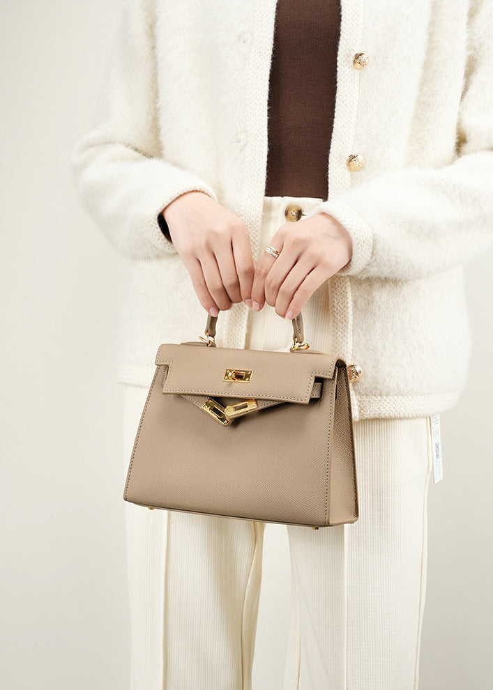 Bolsa Helena em couro legítimo, pequena, elegante e durável. Design clássico inspirado em Grace Kelly, perfeita para quem busca sofisticação atemporal.