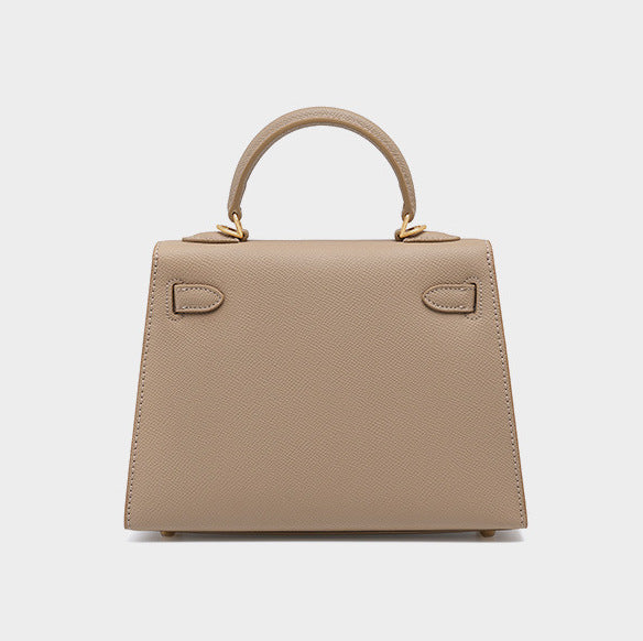 Bolsa Helena em couro legítimo, pequena, elegante e durável. Design clássico inspirado em Grace Kelly, perfeita para quem busca sofisticação atemporal.