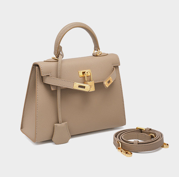 Bolsa Helena em couro legítimo, pequena, elegante e durável. Design clássico inspirado em Grace Kelly, perfeita para quem busca sofisticação atemporal.