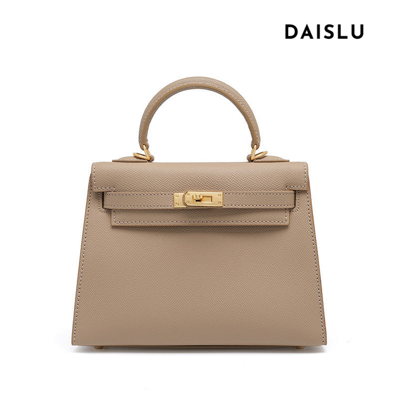 Bolsa Helena em couro legítimo, pequena, elegante e durável. Design clássico inspirado em Grace Kelly, perfeita para quem busca sofisticação atemporal.