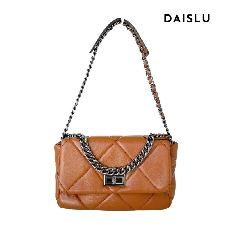 Bolsa Selena com detalhe matelassê, moderna e sofisticada. Em material sintético premium, espaçosa e durável, ideal para o dia a dia com estilo e praticidade.