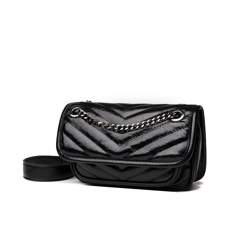 Bolsa Patrícia em couro legítimo, compacta, elegante e durável. Design minimalista com alça ajustável e interior espaçoso para itens essenciais do dia a dia.