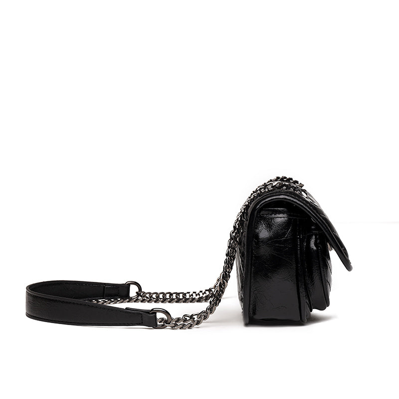 Bolsa Patrícia em couro legítimo, compacta, elegante e durável. Design minimalista com alça ajustável e interior espaçoso para itens essenciais do dia a dia.