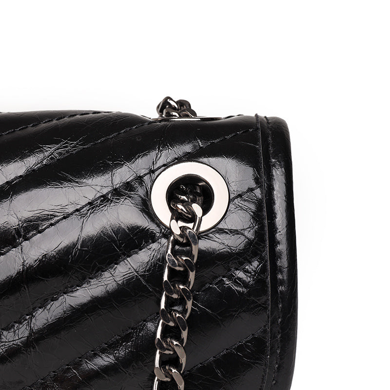 Bolsa Patrícia em couro legítimo, compacta, elegante e durável. Design minimalista com alça ajustável e interior espaçoso para itens essenciais do dia a dia.