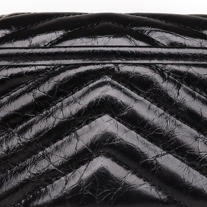 Bolsa Patrícia em couro legítimo, compacta, elegante e durável. Design minimalista com alça ajustável e interior espaçoso para itens essenciais do dia a dia.