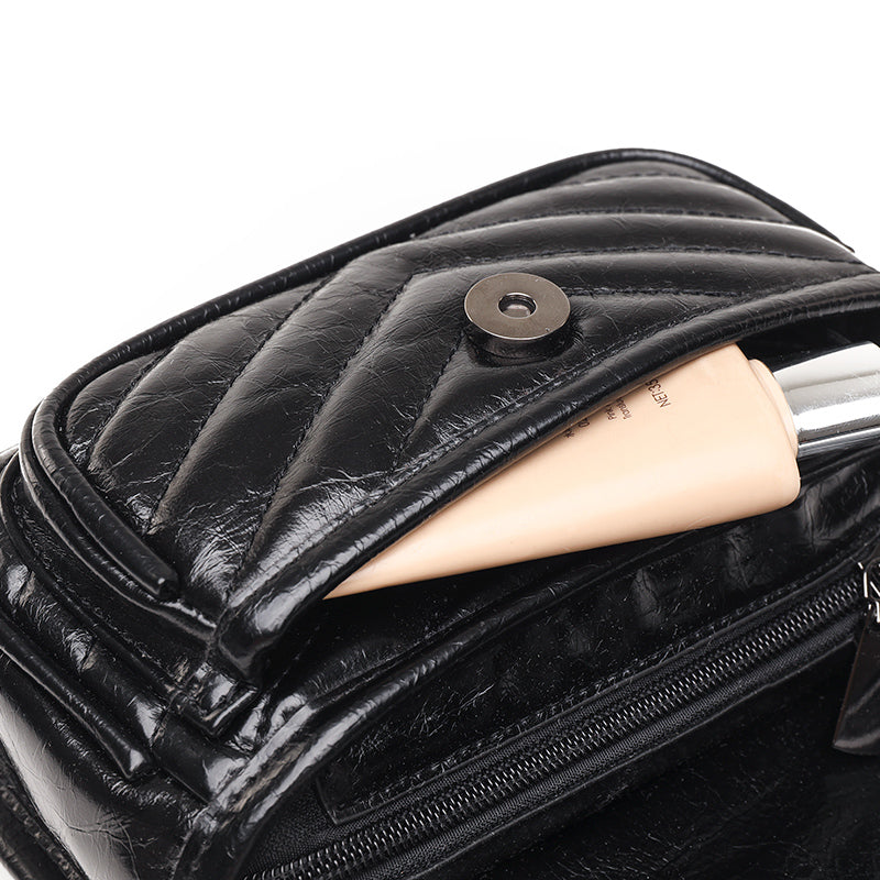 Bolsa Patrícia em couro legítimo, compacta, elegante e durável. Design minimalista com alça ajustável e interior espaçoso para itens essenciais do dia a dia.