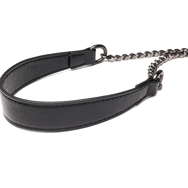 Bolsa Patrícia em couro legítimo, compacta, elegante e durável. Design minimalista com alça ajustável e interior espaçoso para itens essenciais do dia a dia.