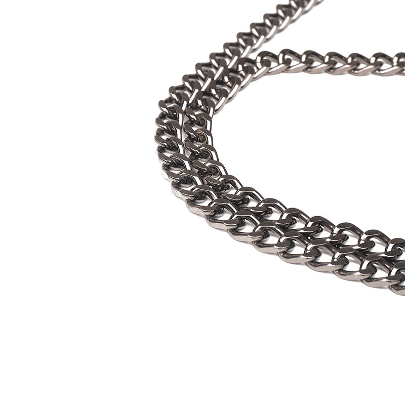 Bolsa Patrícia em couro legítimo, compacta, elegante e durável. Design minimalista com alça ajustável e interior espaçoso para itens essenciais do dia a dia.