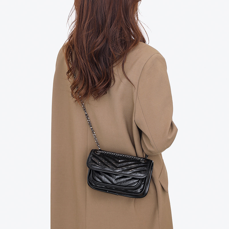 Bolsa Patrícia em couro legítimo, compacta, elegante e durável. Design minimalista com alça ajustável e interior espaçoso para itens essenciais do dia a dia.